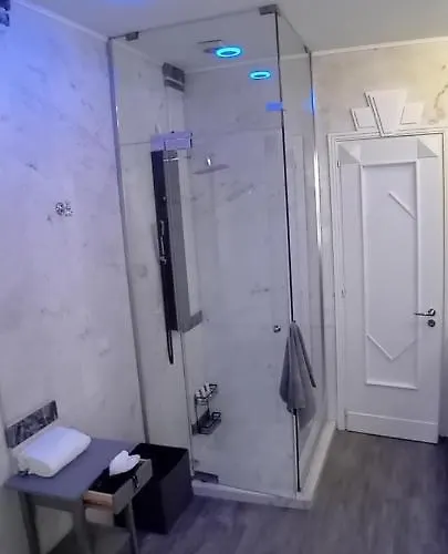 לינה וארוחת בוקר Suite184 3*